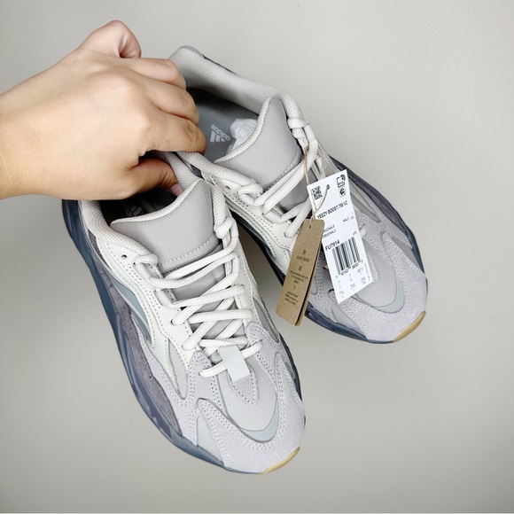 NWB Yeezy Boost 700 V2 - Picture 8 of 11